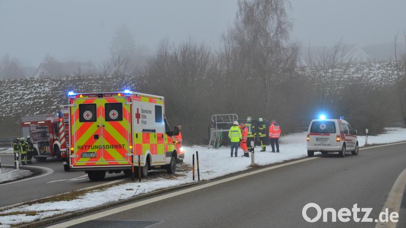 Bei der Ausfahrt Vohenstrauß-West von der A 6 ereignete sich am Freitagnachmittag ein Unfall, bei dem ein Fahrzeug umkippte.Der Fahrer ist glimpflich davon gekommen. Bild: dob