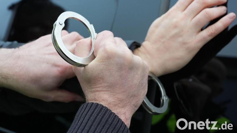 Die Polizei nimmt den Verdächtigen noch in der Nähe des Supermarktes fest. (Symbolbild) Bild: Marcus Brandt/dpa