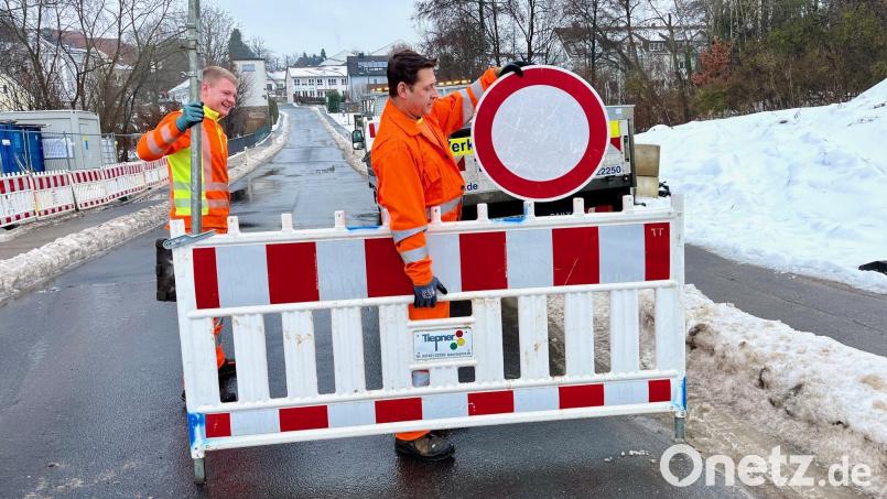 Die Sperrbaken an der Floßbrücke in der Fabrikstraße in Neustadt sind weggetragen. Die Strecke ist wieder frei. Bild: Gabi Schönberger