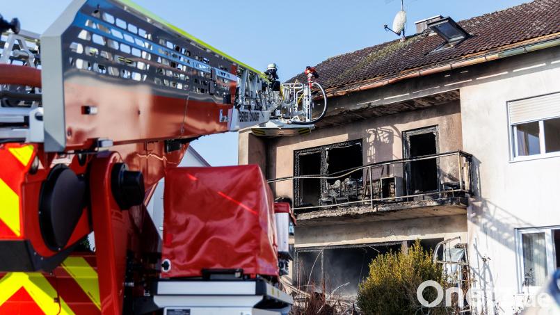 Von der Drehleiter aus öffnete die Feuerwehr am Donnerstag das Dach, um an mögliche Glutnester zu gelangen. Bild: Hösamer