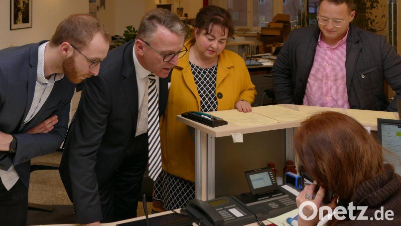 Franz Stahl (CSU) wurde mit 92,35 Prozent der Stimmen wieder zum Bürgermeister gewählt. Mit seiner Familie fieberte er im Rathaus auch dem Ergebnis der Stadtratswahl entgegen. Bild: tr