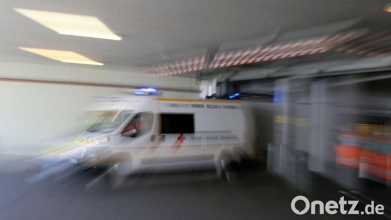 Ein führerloser Lieferwagen ist in Marseille in eine Schulgruppe gerollt. (Archivbild) Bild: David Vincent/AP/dpa