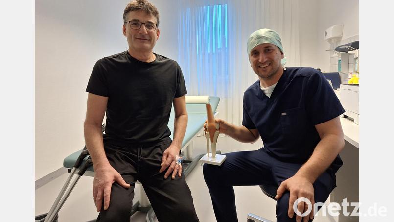 Maximilian Schenke, Facharzt für Orthopädie und Unfallchirurgie, (rechts) hat zum ersten Mal in Schwandorf ein neues Verfahren ausprobiert, das bei Arthrose im Knie für eine Regeneration des Knorpels sorgen soll und in Fachkreisen als Knie-OP-Revolution gehandelt wird. Mit Patient Markus Hofmann (links) ist er zuversichtlich, dass die Methode erfolgreich war. Bild: bl