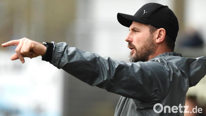 Philipp Siegert trainiert auch in der Saison 26/27 den FC Weiden-Ost. Bild: Gerhard Büttner