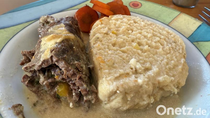 Roulade serviert Ilse Hauer ohne Speck aber dafür mit einer mit Sahne verfeinerten hellen Soße und böhmischen Knödeln. Bild: ils