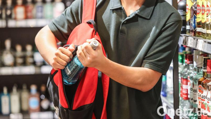 Ein 17-jähriger Jugendlicher wird in Amberg beim Diebstahl einer Wodkaflasche erwischt. Er muss sich nun wegen Diebstahls und Hausfriedensbruchs verantworten. Symbolbild: Marijan Murat/dpa