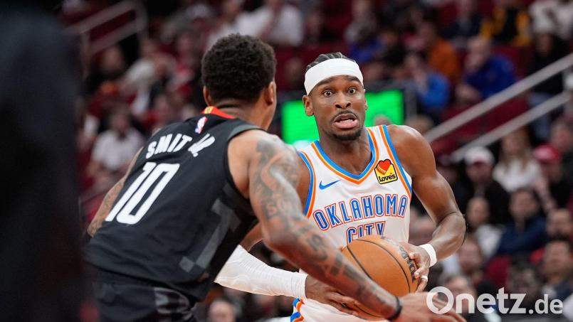 Shai Gilgeous-Alexander (rechts) war mit 20 Punkten erneut bester Werfer für die Oklahoma City Thunder im Spiel gegen die Houston Rockets. Bild: David J. Phillip/AP/dpa