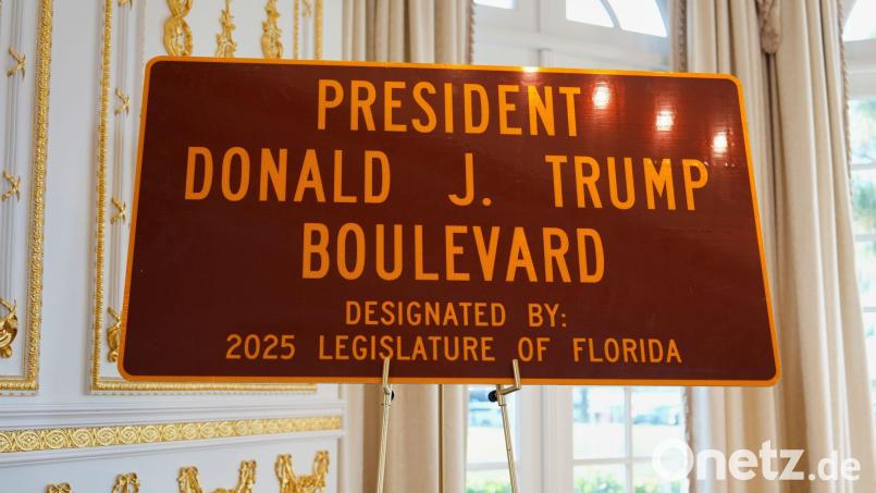 „President Donald J. Trump Boulevard“ - die Straße, die zu Trumps Privatclub führt, trägt jetzt seinen Namen. Bild: Julia Demaree Nikhinson/AP/dpa