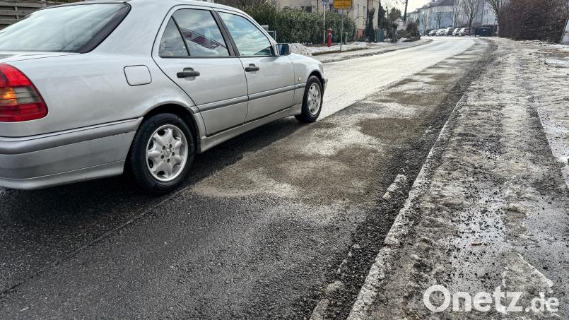 Die kaputte Amberger Straße in Kümmersbruck. Im Februar soll es dort mit der Verlegung von Kabeln weitergehen. Bild: Petra Hartl