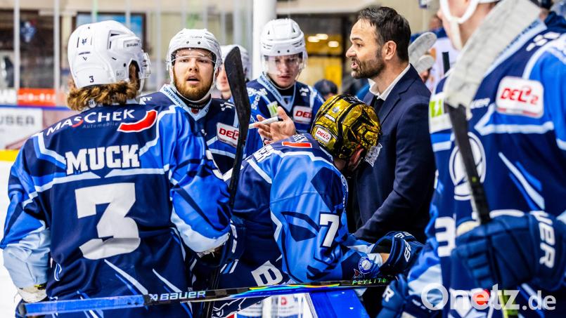 Trainer Sebastian Buchwieser (Zweiter von rechts) ist optimistisch, dass die Negativserie seiner Blue Devils Weiden schon im dritten Oberpfalz-Derby am Freitagabend gegen die Eisbären Regensburg endet. Bild: Tobias Neubert