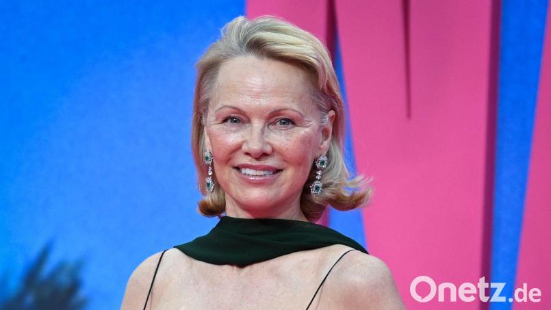 Schauspielerin Pamela Anderson wünscht sich besseren Kontakt zu ihrem Ex-Mann und dem Vater ihrer Söhne, Tommy Lee. (Archivbild) Bild: Jens Kalaene/dpa