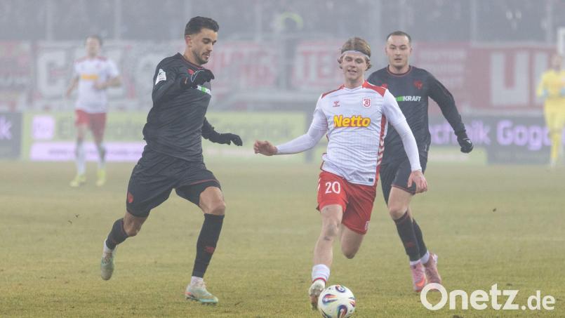 Neuzugang John Posselt (Mitte) und der SSV Jahn verloren das Auftaktspiel 2026 gegen den FC Ingolstadt. Bild: Sascha Janne