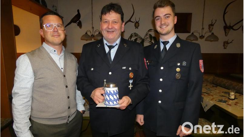 Bürgermeister Jörk Kaduk (links) verabschiedete Jürgen Renner (Mitte) nach 29 Jahren als Kommandanten der Feuerwehr Namsreuth und begrüßte Julian Eichenseer (rechts) als Nachfolger in diesem Amt. Bild: hdk