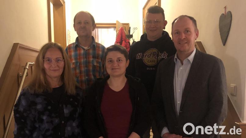 Die Altendorfer CSU schickt zur bevorstehenden Kommunalwahl fünf BewerberInnen ins Rennen: Tanja Schlehuber, Bianca Bindl, Markus Dirschwigl (vorne, von links) sowie Hans-Jürgen Dirschwigl und Johannes Aßmann (hinten, von links). Bild: Manuel Lischka/exb