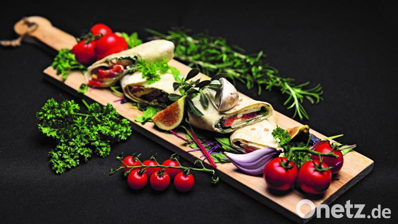 Vegetarischer Wrap mit Tomate-Mozzarella ist eines von vielen herzhaften Häppchen im neuen Kochbuch der Schwandorfer Landfrauen. Bild: Renate Koller