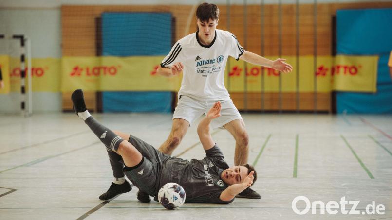 Der SV Schwarzhofen (weißes Trikot) und der FC OVI-Teunz trafen bereits bei der Futsal-Kreismeisterschaft im Kreis Cham/Schwandorf in der Gruppenphase aufeinander. Dabei behielt Schwarzhofen mit 1:0 die Oberhand. Bei der Bezirksmeisterschaft sind beide Teams erneut Vorrundengegner. Bild: Philipp Ponader