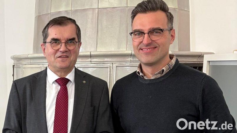 Christian Frey, der den Vorsitz der Handelskammer Amberg übernimmt, mit dem Präsidenten des Landgerichts Amberg, Stefan Täschner (links). Bild: Landgericht Amberg/Hübner