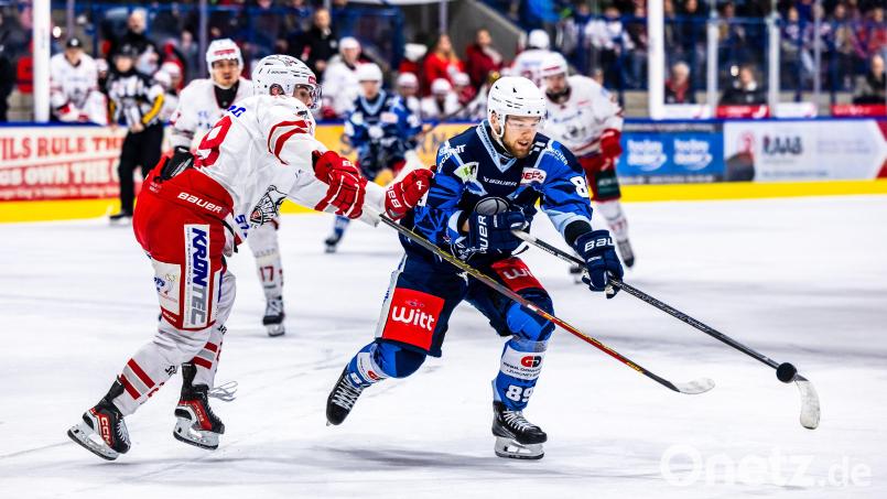 Tyler Ward (rechts) von den Blue Devils Weiden im Duell mit dem Regensburger Nick Mähler. Bild: Tobias Neubert