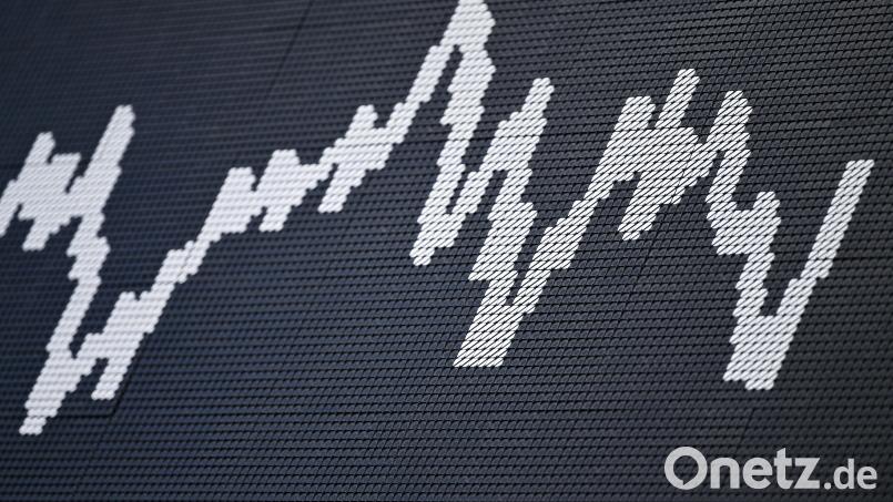 Auf und ab: Was Anleger bei Aktien, Bitcoin und Co. fürs neue Jahr 2026 wissen sollten, erklären drei Oberpfälzer Finanzexperten. Symbolbild: Arne Dedert/dpa