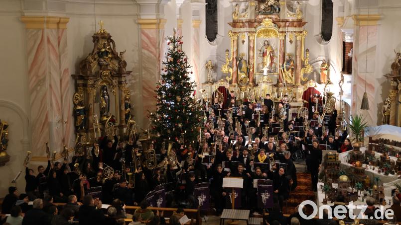 Ein imposantes Bild in der Kohlberger Kirche: Beim "Bläsergruß" am Schluss des Konzert strecken die mehr als 100 Bläserinnen und Bläser alle Instrumente gen Himmel. Bild: Anne Müller