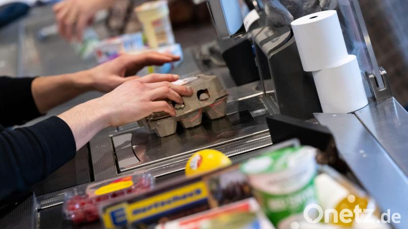 Einkaufen nach 20 Uhr? In Bayern weiterhin Fehlanzeige. Andere Lockerungen sorgen aber für Streit. (Archivbild) Bild: Sven Hoppe/dpa