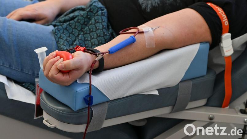 Derzeit werden die Blutkonserven knapp. Grünen-Politiker Janosch Dahmen fordert daher flexiblere Modelle für das Spenden - etwa mit Hilfe von Telemedizin. Bild: Jens Kalaene/dpa