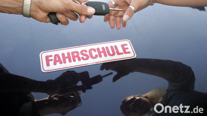Führerschein machen - oder doch lieber warten, bis alle Autos von selbst fahren? (Symbolbild) Bild: Marcus Führer/dpa