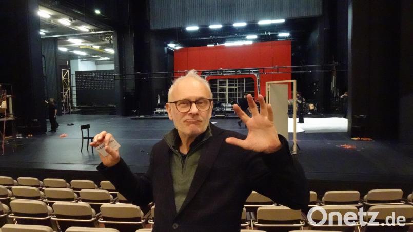 Schauspieler, Regisseur, Bühnenbauer, Theatermann und Grimassenschneider Herbert Fritsch feiert am 20. Januar 2026 seinen 75. Geburtstag. Im Theater Basel inszeniert er derzeit Macbeth mit einem von ihm entworfenen knallroten Bühnenbild. Premiere ist zwei Tage nach dem Jubeltag. Bild: ui