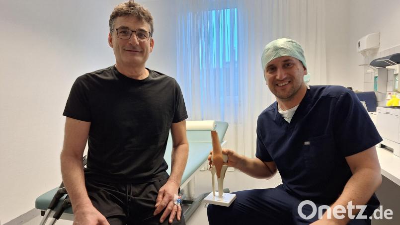 Maximilian Schenke, Facharzt für Orthopädie und Unfallchirurgie, (rechts) hat zum ersten Mal in Schwandorf ein neues Verfahren ausprobiert, das bei Arthrose im Knie für eine Regeneration des Knorpels sorgen soll und in Fachkreisen als Knie-OP-Revolution gehandelt wird. Mit Patient Markus Hofmann (links) ist er zuversichtlich, dass die Methode erfolgreich war. Bild: bl
