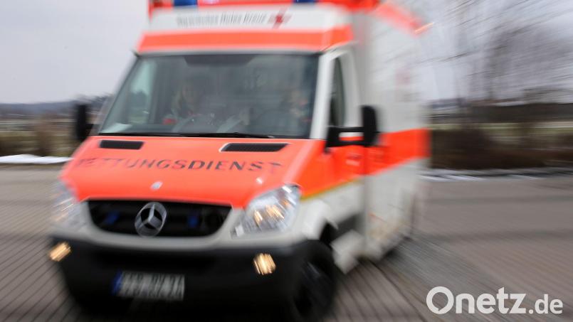 Der Rettungsdienst rückte zu dem Schwerverletzten aus. (Symbolbild) Bild: Stephan Jansen/dpa