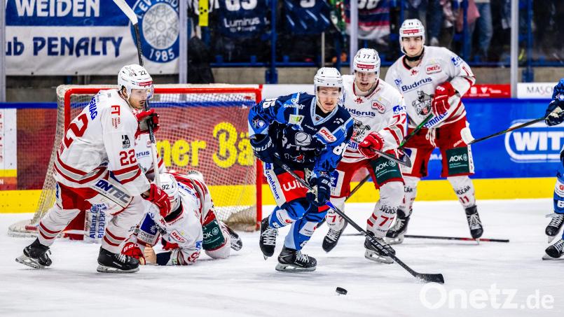 Tom Schwarz (Mitte) fehlt den Blue Devils Weiden am Sonntag beim Gastspiel bei den Bietigheim Steelers. Bild: Tobias Neubert