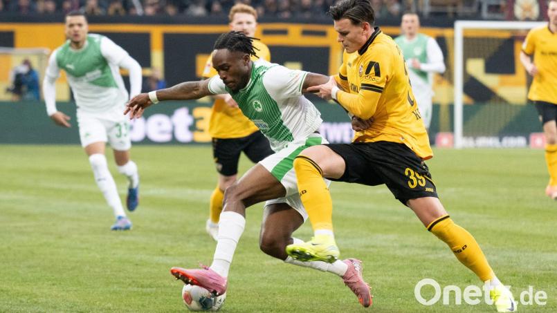 Noel Futkeu (M, SpVgg Greuther Fürth) im Zweikampf mit Thomas Keller (r, Dynamo Dresden). Der Dresdner traf zur Führung. Bild: Sebastian Kahnert/dpa
