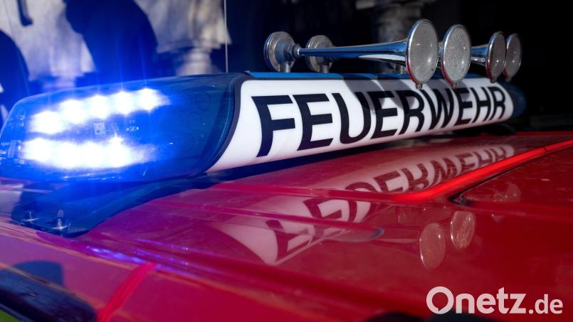 Beim Eintreffen der Feuerwehr stand der Dachstuhl voll in Brand. (Symbolbild) Bild: Sven Hoppe/dpa