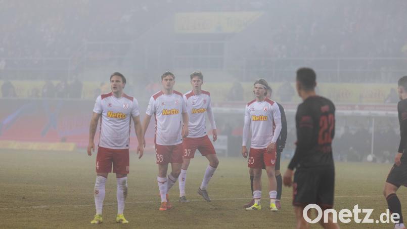 Lange Gesichter gab es bei Felix Strauß (links) und seinem Teamkollegen vom SSV Jahn Regensburg im Spiel gegen den FC Ingolstadt. Bild: Sascha Janne
