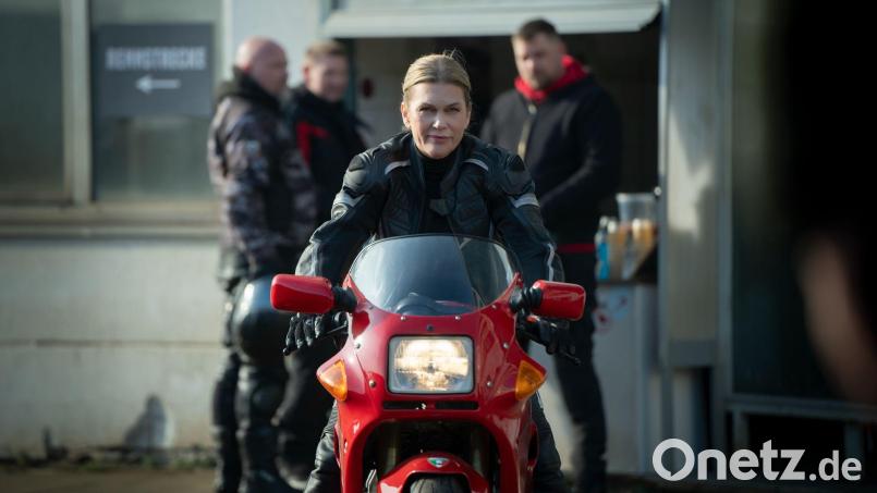 LKA-Kommissarin Helen Dorn (Anna Loos) gibt sich als Ex-Stuntfahrerin aus Übersee aus - und imponiert damit einem früheren Motorradrennfahrer. Bild: Georges Pauly/ZDF/dpa