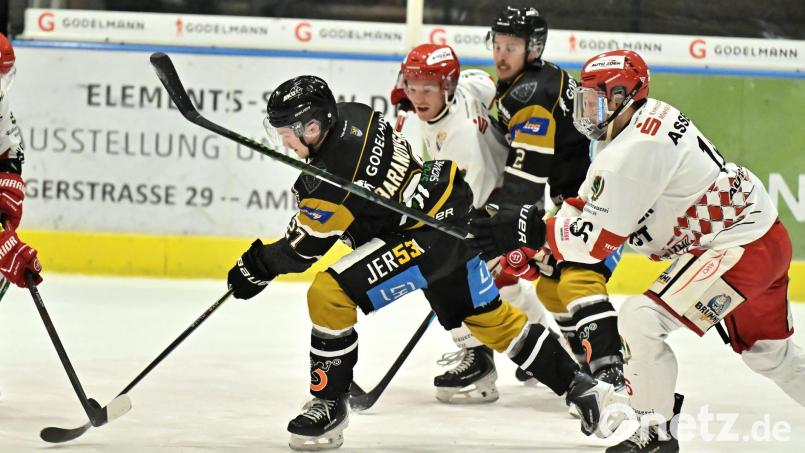 Roberts Baranovskis (Mitte) vom ERSC Amberg kann sich in dieser Szene an der Scheibe behaupten. Bild: Hubert Ziegler