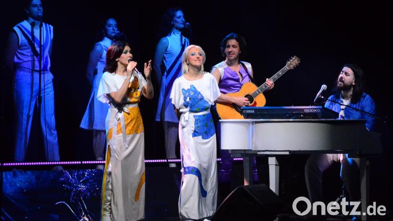 "ABBA - The Concert" in der Max-Reger-Halle: Die italienischen Musiker von ABBAMUSIC lieferten in Weiden gemeinsam mit etlichen Background-Sängern eine Hommage an die schwedische Popgruppe ABBA. Bild: Kunz