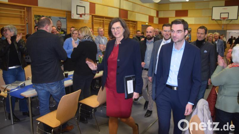 Einzug unter großem Applaus der Präsidentin des Bayerischen Landtags Ilse Aigner in die Mehrzweckhalle Pirk beim Wahlkampfauftakt der Landkreis-CSU.Rechts Landtagsabgeordneter Stephan Oetzinger. Bild: fz