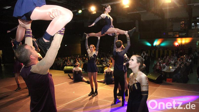 Die Prinzengarde des Patenvereins "Spumantia Neustadt" begeisterte die Besucher der Schwandoria-Prunksitzung in der Schwandorfer Oberpfalzhalle mit schwungvollen Tanzeinlagen und akrobatischen Hebeübungen. Bild: Hirsch