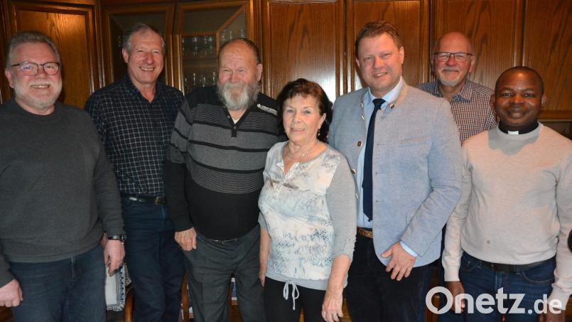 Im Bild (von links) Gerhard Greim, Reinhard Wurm, Jubilar Karlheinz Zandt mit Ehefrau Irena, Bürgermeister Stefan Grillmeier, Reiner Gärtner und Pfarrvikar Luke Eze. Bild: jr