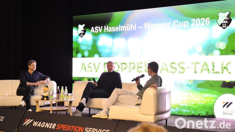 Der ASV-Doppelpass-Talk in Kümmersbruck mit den beiden Moderatoren Peter Hardenacke (links) und Sascha Roos (rechts) sowie Dietmar Hamann. Bild: Hubert Ziegler