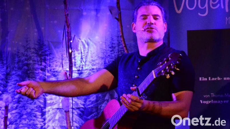 Vogelmayer präsentiert im "Kulturbahnhof Parapluie" in Weiden sein neues Programm "Bairisch für alle". Bild: Kunz