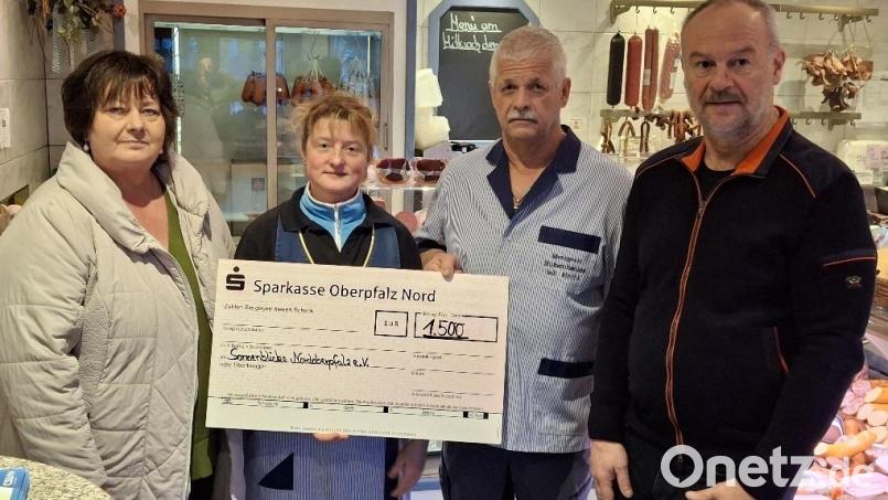 Carmen und Stefan Hecht (Mitte) übergaben die Spende an Elvira Helgert (links) und Markus Rupp (rechts) vom Verein Sonnenblicke. Bild: Josef Söllner