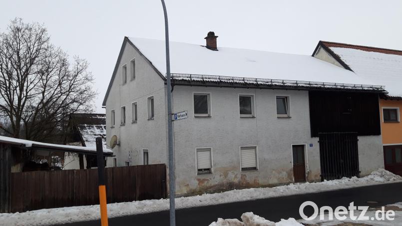 Das leerstehende Wohnhaus in der Schulstraße soll abgerissen und durch ein Lagergebäude ersetzt werden. Der Gemeinderat Ebnath erteilte sein Einvernehmen. Bild: wkr