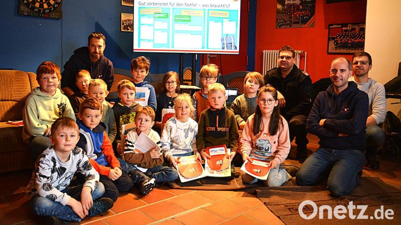 Die Mitglieder der Kinderfeuerwehr freuten sich über die abwechslungsreiche Gruppenstunde zum Thema Katastrohenschutz mit dem Kommandanten Michael Werner (Dritter von rechts). Gruppenleiter ist Christian Leißl (Zweiter von rechts). Bild: Fritz Dietl
