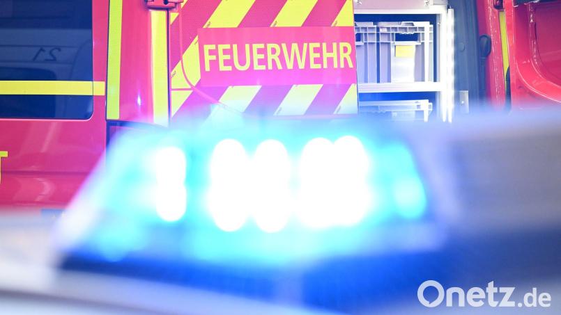 Die Feuerwehr musste einen der beiden Verletzten aus dem Wagen schneiden. (Symbolbild) Bild: Bernd Weißbrod/dpa