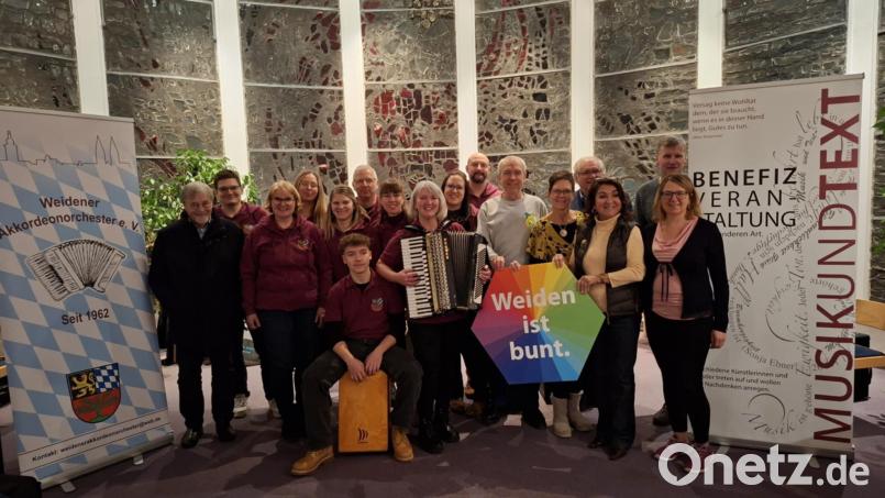 Die Mitwirkenden der MuT-Benefizveranstaltung für "Weiden ist bunt". Bild: Barbara Neuber