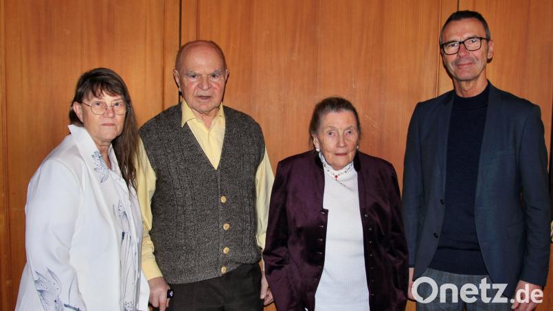An der Feier zum 90. Geburtstag von Ingrid Ziesmann (von links): Tochter Jutta, Horst Ziesmann, die Jubilarin Ingrid Ziesmann sowie Bürgermeister Peter Achatzi. Sohn Jürgen ist Biologie-Professor in den USA. Er konnte zur Geburtstagsfeier nicht nach Deutschland kommen. Bild: Leonhard Ehras