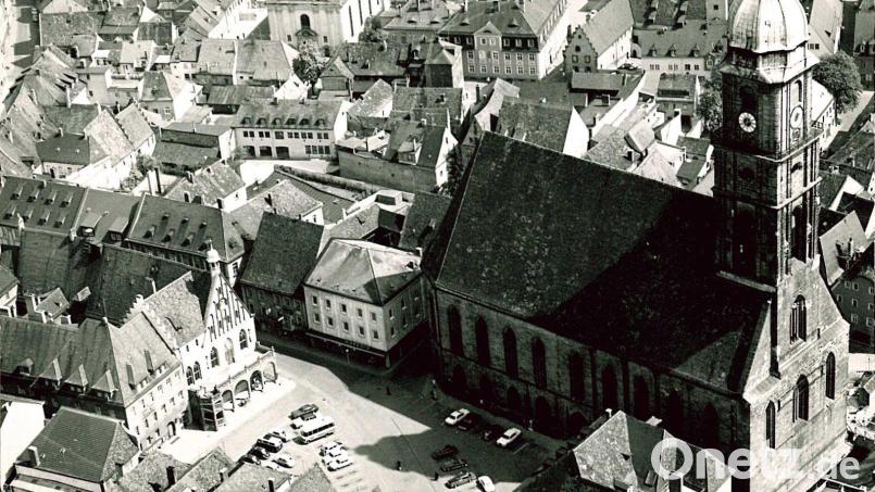 Zum Abschluss unseres Bilderrätsels muss nicht mehr geraten werden. Als "Zugabe" gibt es eine Aufnahme des Marktplatzes. Schönes Detail: Damals wurde hier noch geparkt. Luftbild: Werner Lischka
