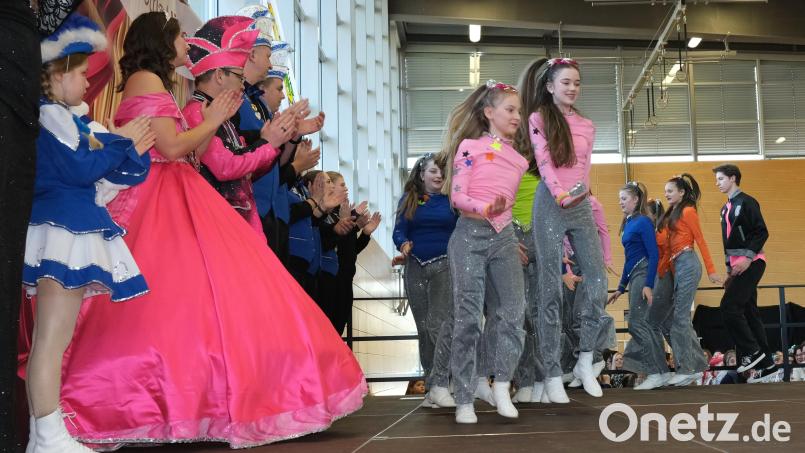 An Abba und Songs der 80er Jahre erinnerte die „Narrhalla Hirschau“ mit ihrem Showtanz. Bild: Hirsch